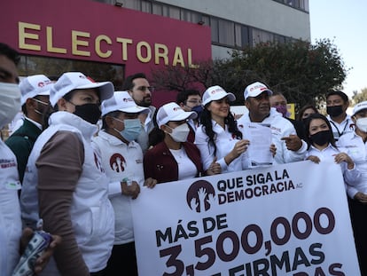 Voluntarios entregan este jueves cajas con firmas para la revocación de mandato al INE.
