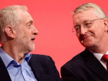 Jeremy Corbyn, a la izquierda, junto a Hilary Benn, en septiembre de 2015 en Brighton.