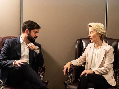 El presidente de Chile, Gabriel Boric, conversa con la presidenta de la Unión Europea, Ursula von der Leyen, el 20 de septiembre en Nueva York.