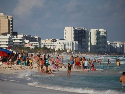 Turistas en la playa de Cancun, Mexico el 27 de diciembre de 2021.