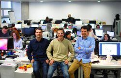 Martín Caleau y Jordi Ber, fundadores de Habitissimo, y Javier Serer, socio y director de producto, en la sede de la compañía.