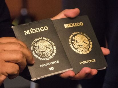 Un ciudadano sostiene dos pasaportes mexicanos, en una fotografía de archivo.