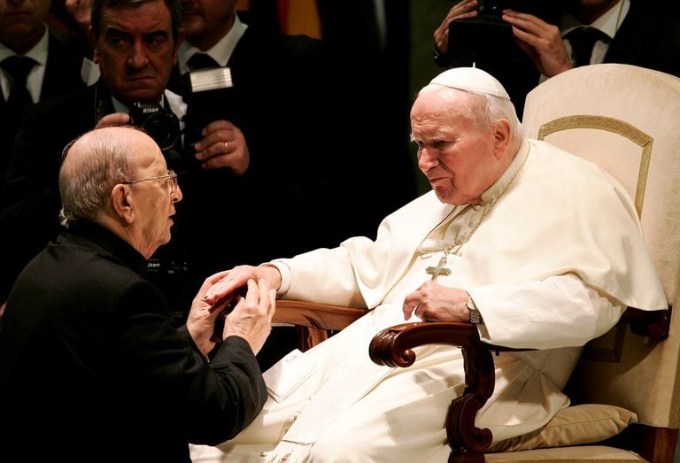 FILE PHOTO: Pope John Paul II (R) blesses Father Marcial Maciel, founder of the Legionaries of Christ, during a special audience in Paul VI hall at the Vatican November 30, 2004.  REUTERS/Tony Gentile/File Photo
