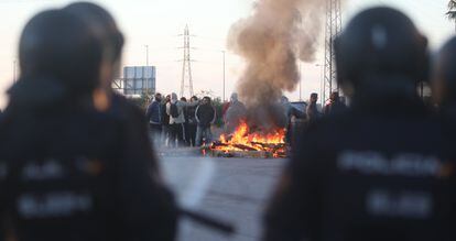 Varios manifestantes realizan una hoguera durante la novena jornada de la huelga del metal en Cádiz, el 24 de noviembre.