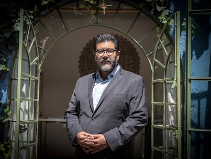 El magistrado del Tribunal Electoral Reyes Rodríguez Mondragón, este miércoles tras la entrevista con EL PAÍS en su domicilio.