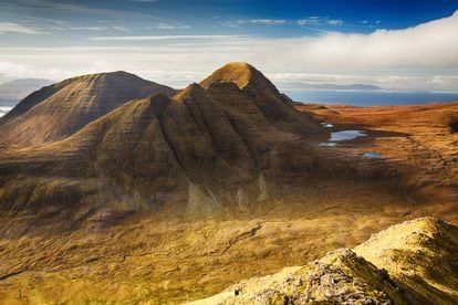 El espíritu melancólico de Escocia inunda el territorio de las Highlands. La carretera costera de Durness a Kyle of Lochalsh, al noroeste, ofrece vistas sensacionales en cada curva: el escarpado paisaje de Assynt (discoverassynt.co.uk), con cumbres aisladas sobre un mar de piedra repleto de lagos diminutos; la belleza desértica de Torridon (en la foto), o los remotos acantilados del cabo Wrath, lo más altos de Gran Bretaña. Si a eso se le suma la hospitalidad de los pubs rurales clásicos, el resultado es uno de los rincones más inolvidables del país.