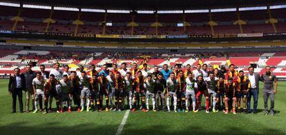 Los jugadores de Leones Negros y Juárez durante una protesta.