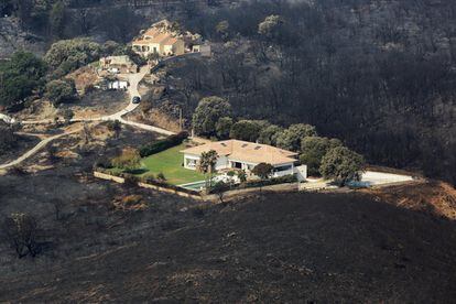 Una casa permanece intacta pese a estar rodeada de tierra calcinada tras un incendio cerca de Biguglia, en la isla de Córcega (Francia).