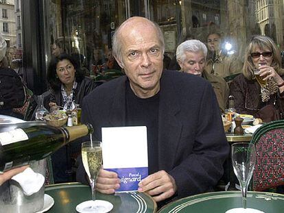 Pascal Quignard (1948), en el café Flore de París, después de recibir el Premio Goncourt en 2002.