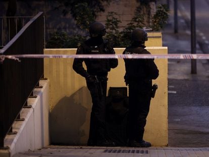 Agentes de los Mossos d'Esquadra este sábado en la zona de Barcelona donde se ha producido el tiroteo.