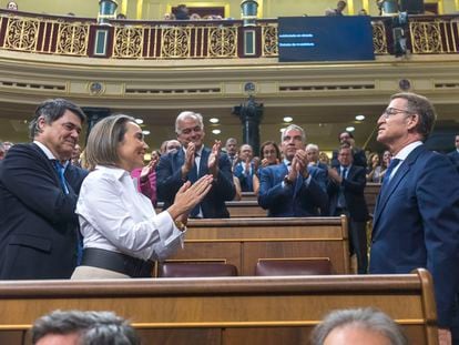 La bancada del PP aplaude a Alberto Núñez Feijóo tras su discurso de investidura, este martes en el Congreso.