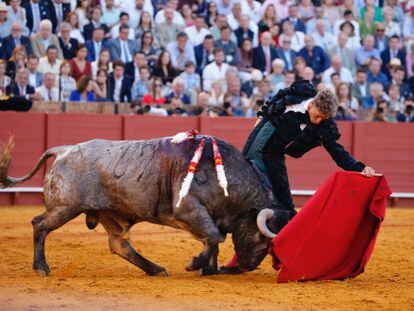 Manuel Escribano torea al natural a un toro de Victorino Martín al que cortó las dos orejas en la pasada Feria de Abril.