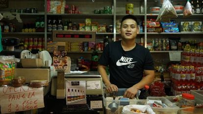 Liu, en su tienda de productos latinos en el mercado de los Mostenses.