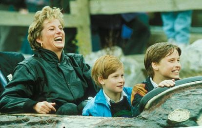 La princesa Diana con sus hijos, Enrique y Guillermo, durante una visita a un parque de atracciones.