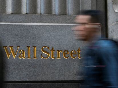 Un peatón camina por Wall Street, el 29 de diciembre en Nueva York.