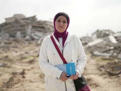 Fidaa al Araj, en Gaza, con edificios destruidos al fondo, en una imagen cedida por Oxfam.