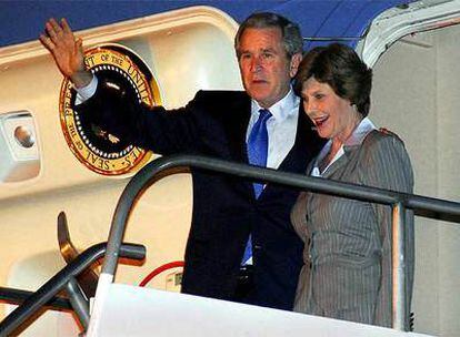 El presidente de Estados Unidos, George W. Bush y su esposa, la primera dama, Laura Bush, bajan del avión presidencial tras aterrizar en el Aeropuerto Internacional de Carrasco, en Montevideo