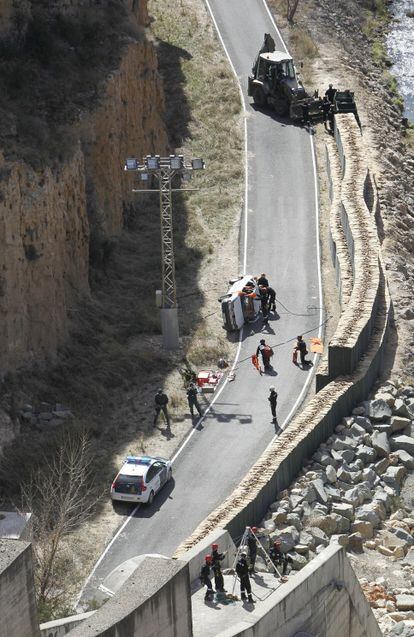 La Guardia Civil atiende a los heridos que han quedado atrapados en su vehículo que ha volcado a causa del movimiento de tierra por el seísmo.