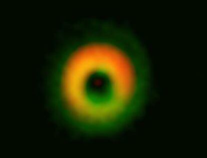 En el disco de polvo en torno a la estrella joven HD142527 se distingue una regi&oacute;n de mayor densidad (en la parte superior) en la que se estan formando planetas.