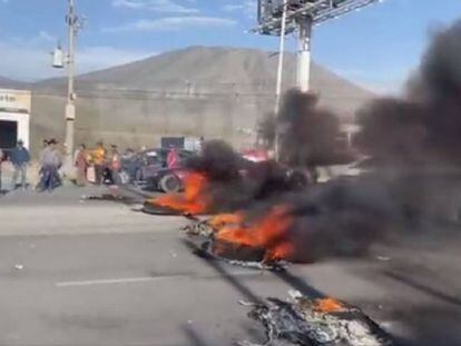 Trabajadores de Altos Hornos de México bloquean una carretera en Coahuila, en una imagen de redes sociales.