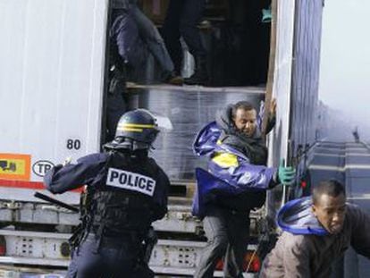 La polic&iacute;a francesa detiene a unos inmigrantes en Calais.