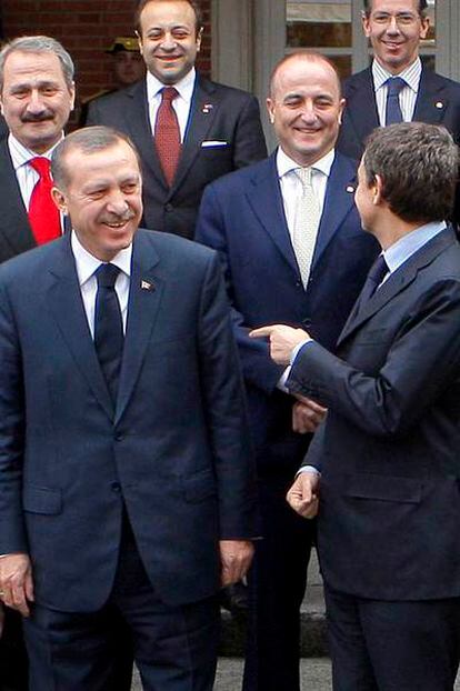 Zapatero y Erdogan (primera fila), junto a participantes en la cumbre hispano-turca, en La Moncloa.