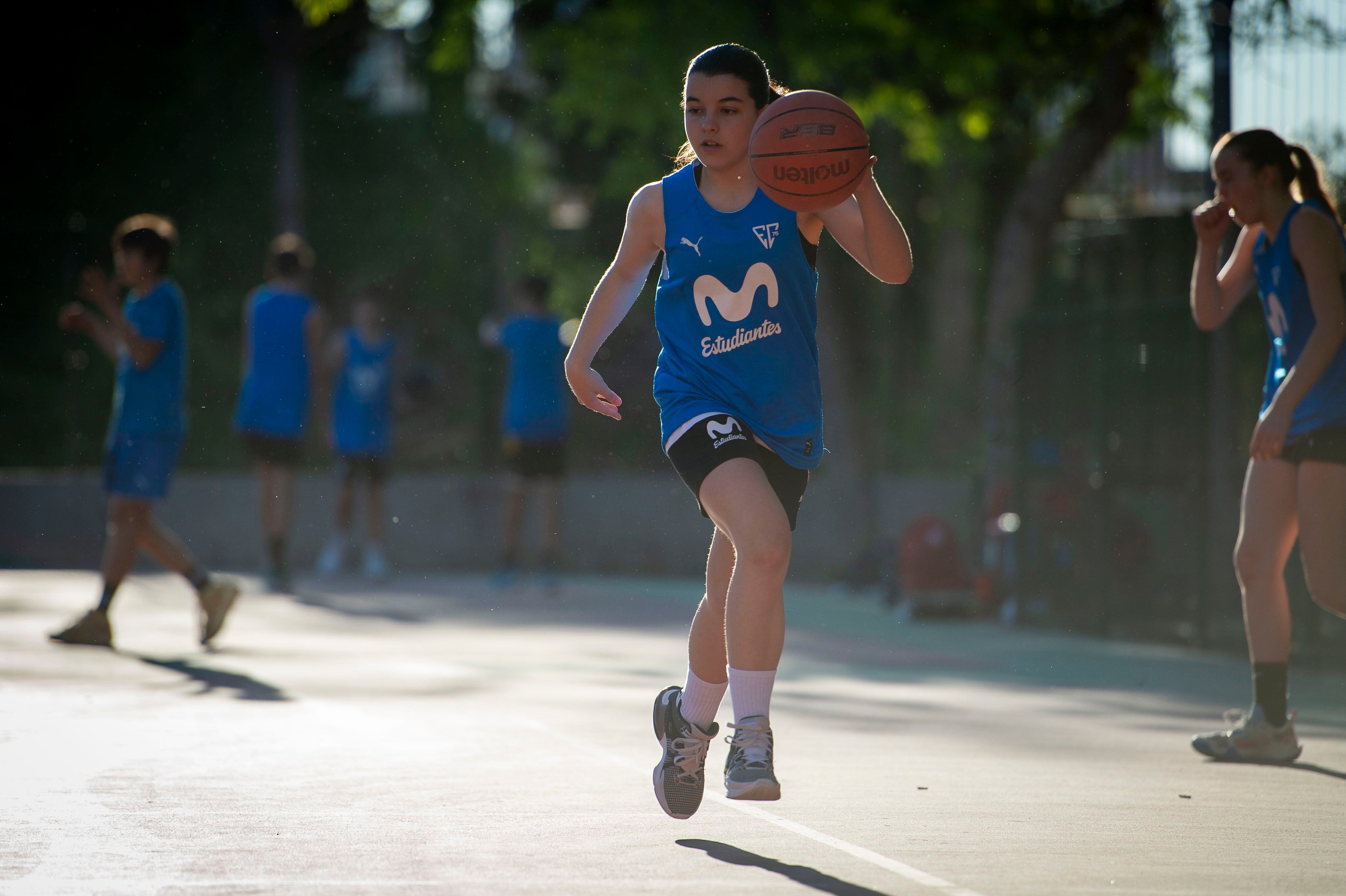 Ruiz descubrió el baloncesto cuando su padre, que había jugado, comenzó a entrenarla. Carrera (en la foto) primero probó como futbolista, antes de que al pasarse a la canasta le aconsejaran: “Tienes talento para jugar en un gran club”, y llegara al Estudiantes.