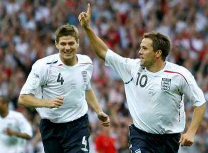 Owen, a la derecha, celebra su gol a Israel seguido por Gerrard.