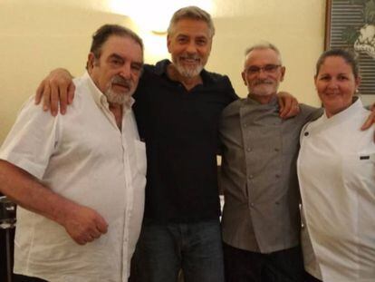 El actor y director George Clooney con el personal del restaurante El Coto de Antonio, en Santa Cruz de Tenerife.