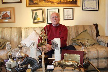 El poeta cordobés Manuel Terrín Benavides muestra algunos de sus premios.