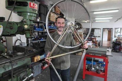 Andrés Arregui, diseñador de bicicletas, el jueves en su estudio de Carabanchel (Madrid).
 
