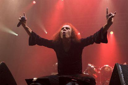 Ronnie James Dio, durante un concierto celebrado en Oslo en junio de 2009.