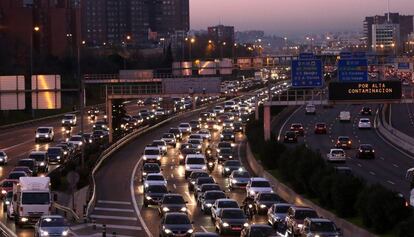 La M-30 de Madrid, on es va limitar la velocitat per la contaminació.