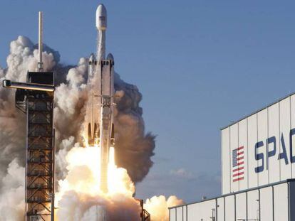 Cohete SpaceX Falcon Heavy, con el sat&eacute;lite Arabsat 6A a bordo, despegando de Ca&ntilde;o Ca&ntilde;averal (Florida, EE UU) el pasado d&iacute;a 11.