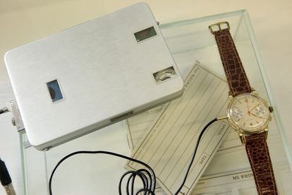 Reloj usado como un micrófono, conectado a un grabador, fabricado en Suiza en la década de 1960 por la empresa Nagra.