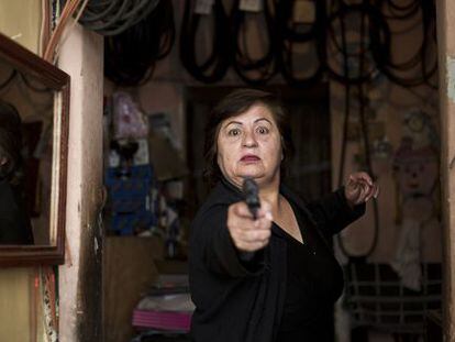 Una de las fotos muestra a una mujer disparando, con un arma de juguete, para denunciar la violencia.