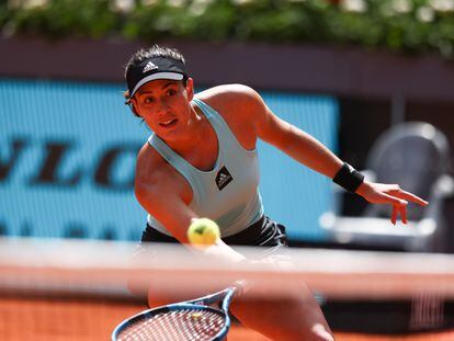 Muguruza volea durante el partido contra Tomljanovic en la Caja Mágica de Madrid.