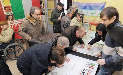 Simpatizantes del PD votan por un nuevo l&iacute;der, en Roma. 