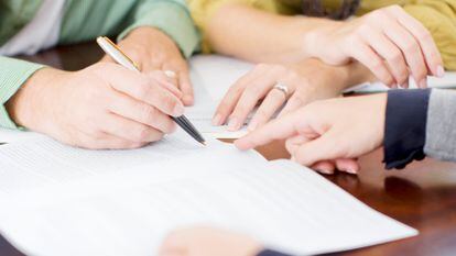 Pareja firmando un  contrato