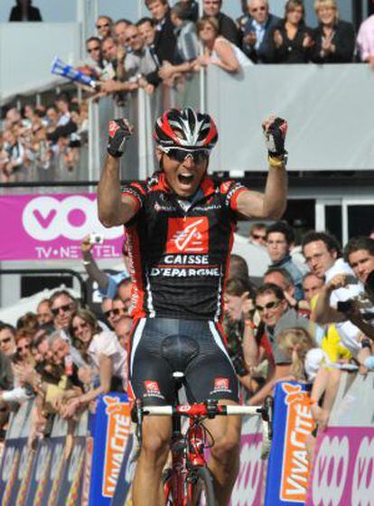 Alejandro Valverde, alza su brazo celebrando la victoria en la clásica de Lieja en 2008.