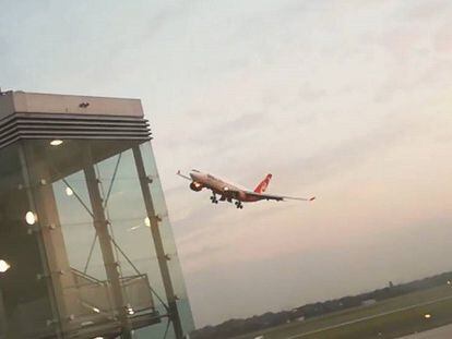 El avión de Air Berlin realiza una maniobra temeraria.