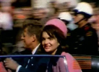 Fotograma de la nueva secuencia de John F. Kennedy y su esposa Jacqueline