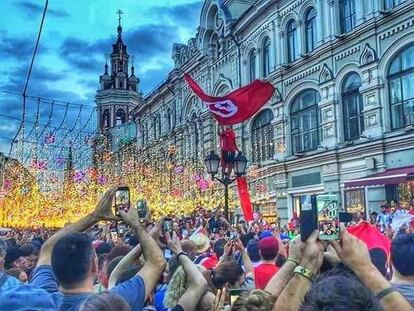 Los aficionados tunecinos celebran en las calles de Rusia.