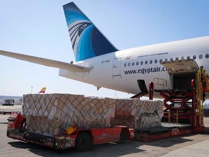 Un avión cargado de material sanitario para abastecer a la Comunidad de Madrid, el 11 de mayo.