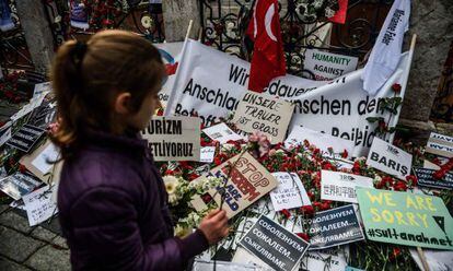 Una niña deposita flores en la plaza de Sultanahmet, Estambul, como homenaje a las víctimas del atentado del pasado martes.