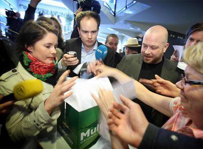 Los periodistas recogen copias de la sentencia sobre The Pirate Bay ayer en el juzgado de Estocolmo.