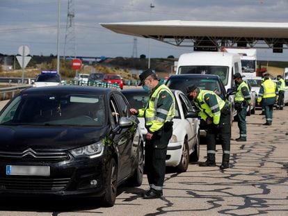 Control policial instalado en la R-5, en Madrid, para vigilar la circulación de vehículos en los puentes festivos de San José y Semana Santa, este jueves.