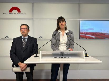 La secretaria segunda de la Mesa del Parlament, Aurora Madaula, y el diputado de Junts Jaume Alonso-Cuevillas, en la rueda de prensa de este miércoles.