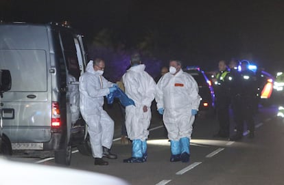 La policía científica, junto a la casa donde se produjo el crimen de Elche.