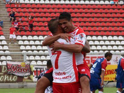 Jugadores de Deportivo Mor&oacute;n celebran un gol ante Talleres, el 22 de marzo de 2016.